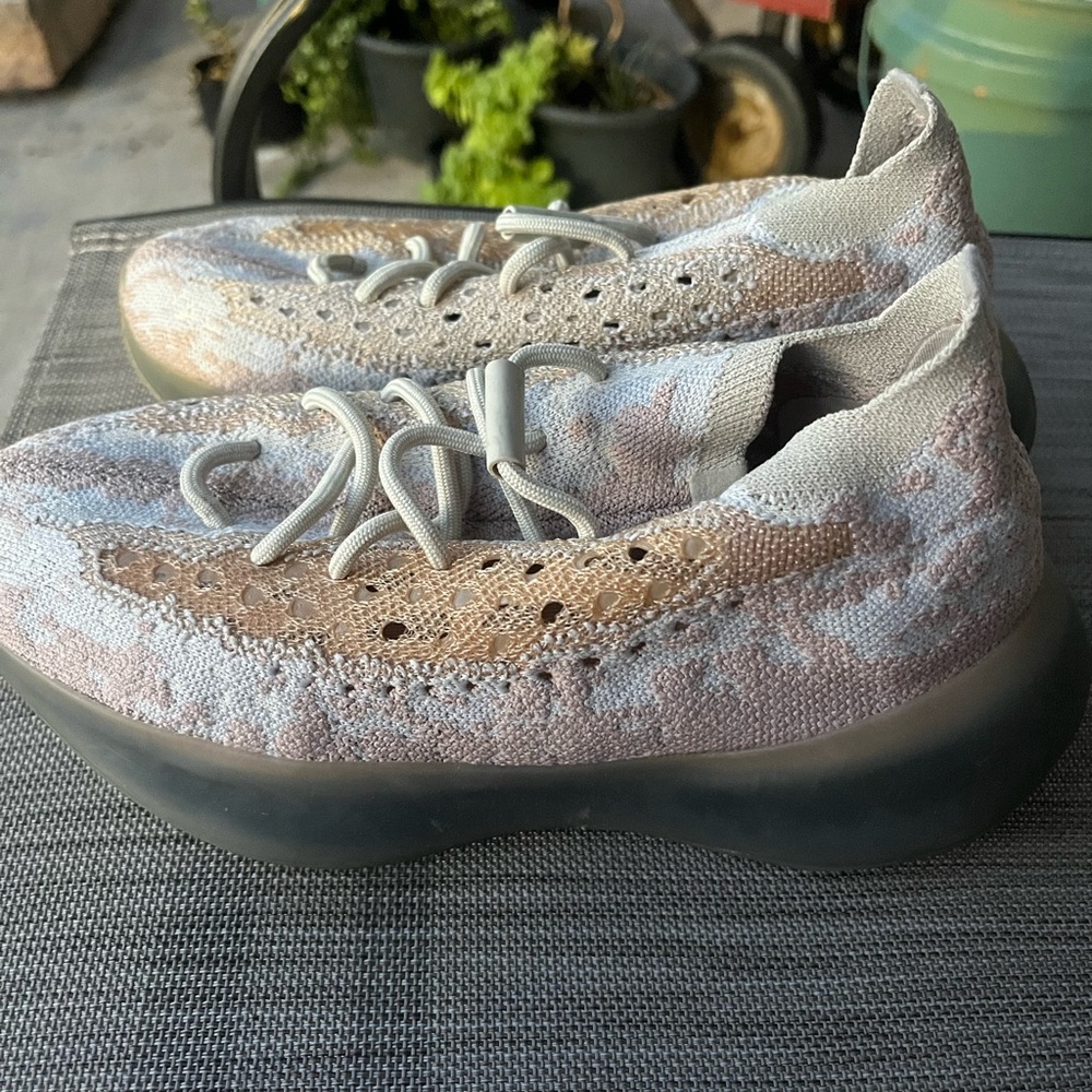 Yeezy Boost 380 - Picture 2 of 4